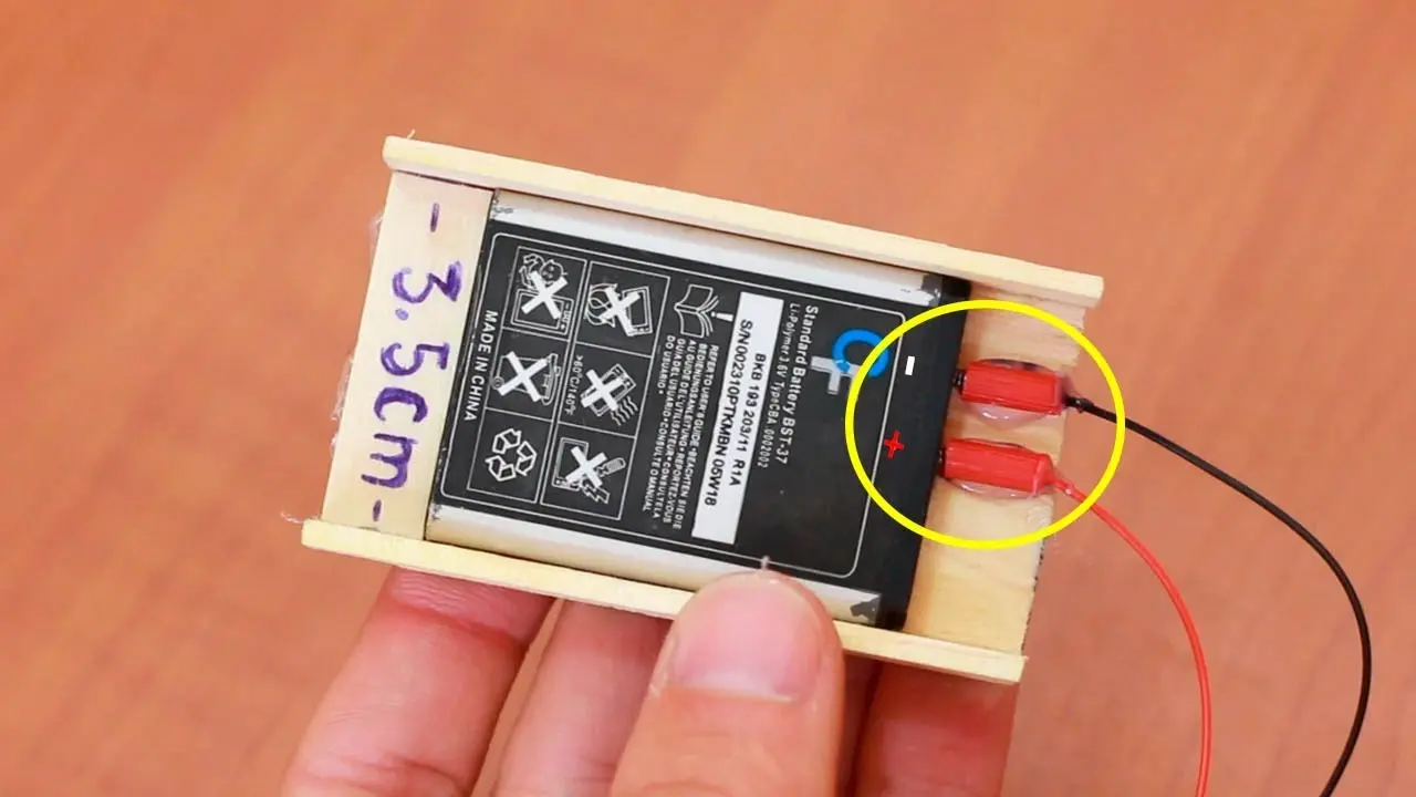 como hacer un cargador de celular con baterias recicladas - Cómo cargar el celular cuando no hay luz