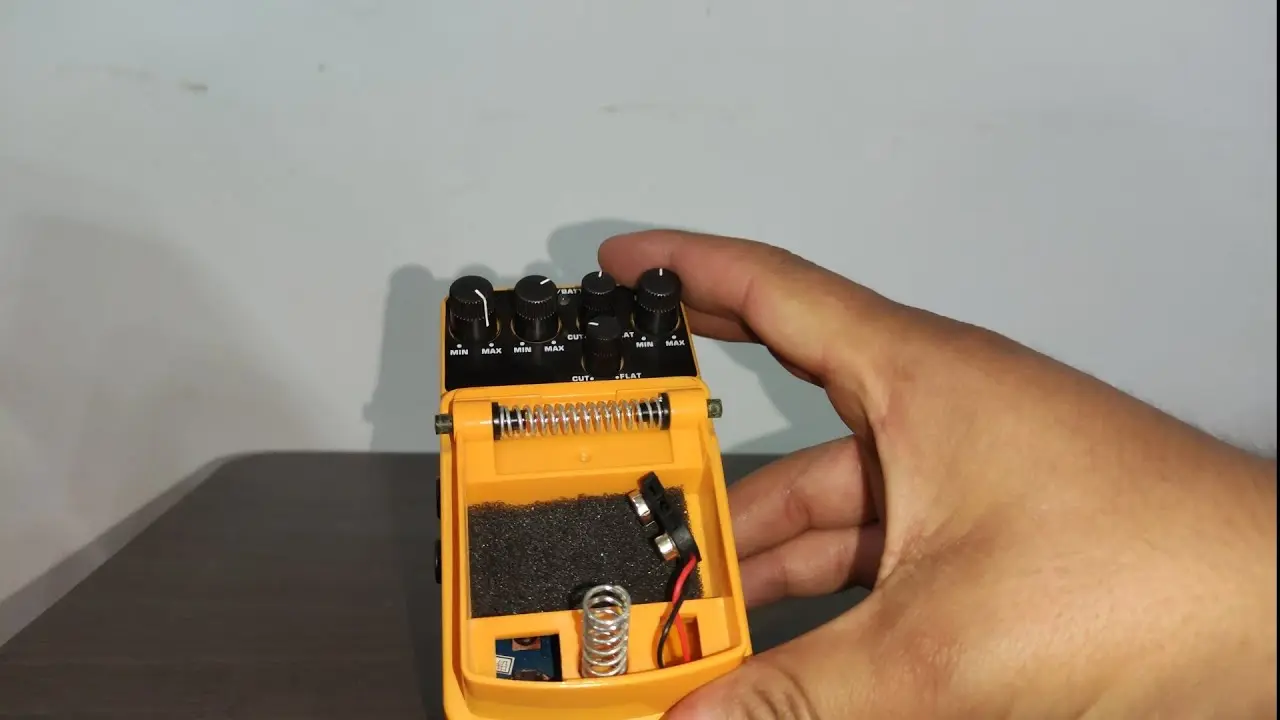 como poner baterias a un pedal - Cómo conectar el pedal de guitarra