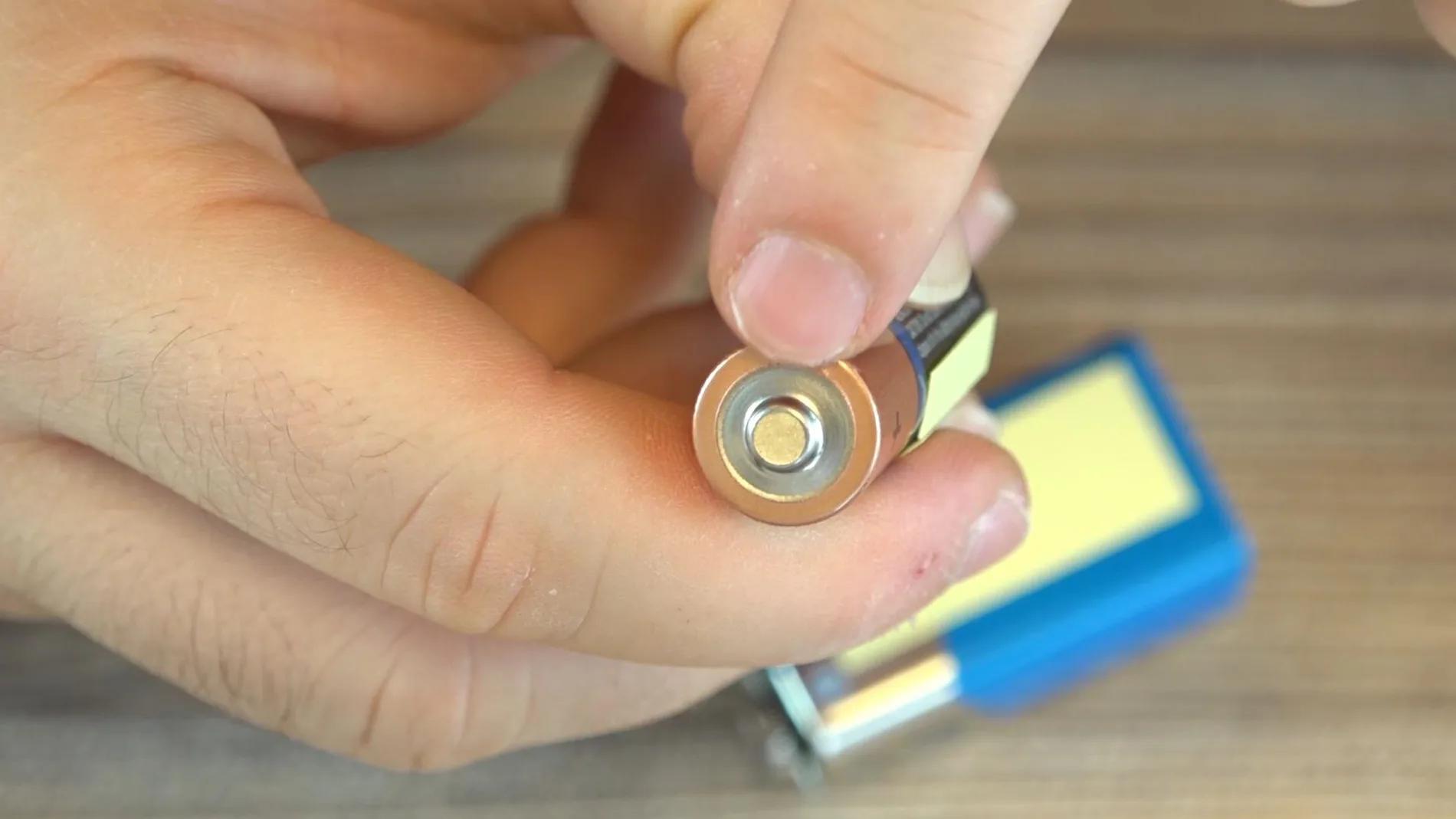 como.guardar pilas y baterias - Cómo evitar que se descarguen las pilas