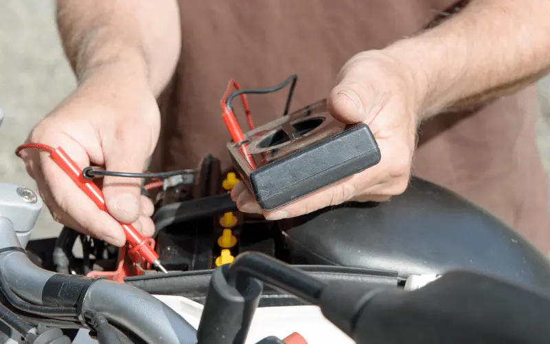 bateria de moto dañada - Cómo saber si se quemó la batería de mi moto