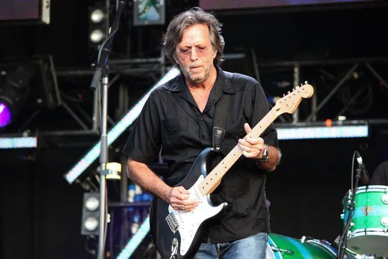 artista con guitarra acustica y bateria - Cómo se llama la guitarra de Eric Clapton