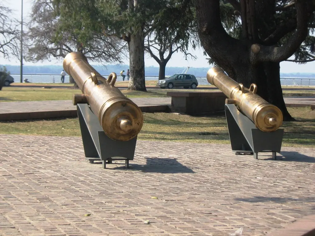 baterias libertad e independencia cuantos cañones tenían - Dónde y cuándo fue izada por primera vez la bandera argentina