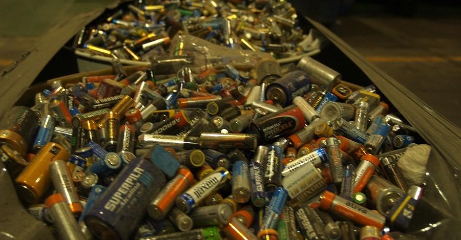 de que recursos naturales es obtenido las pilas o baterias - Qué es lo que contienen las pilas