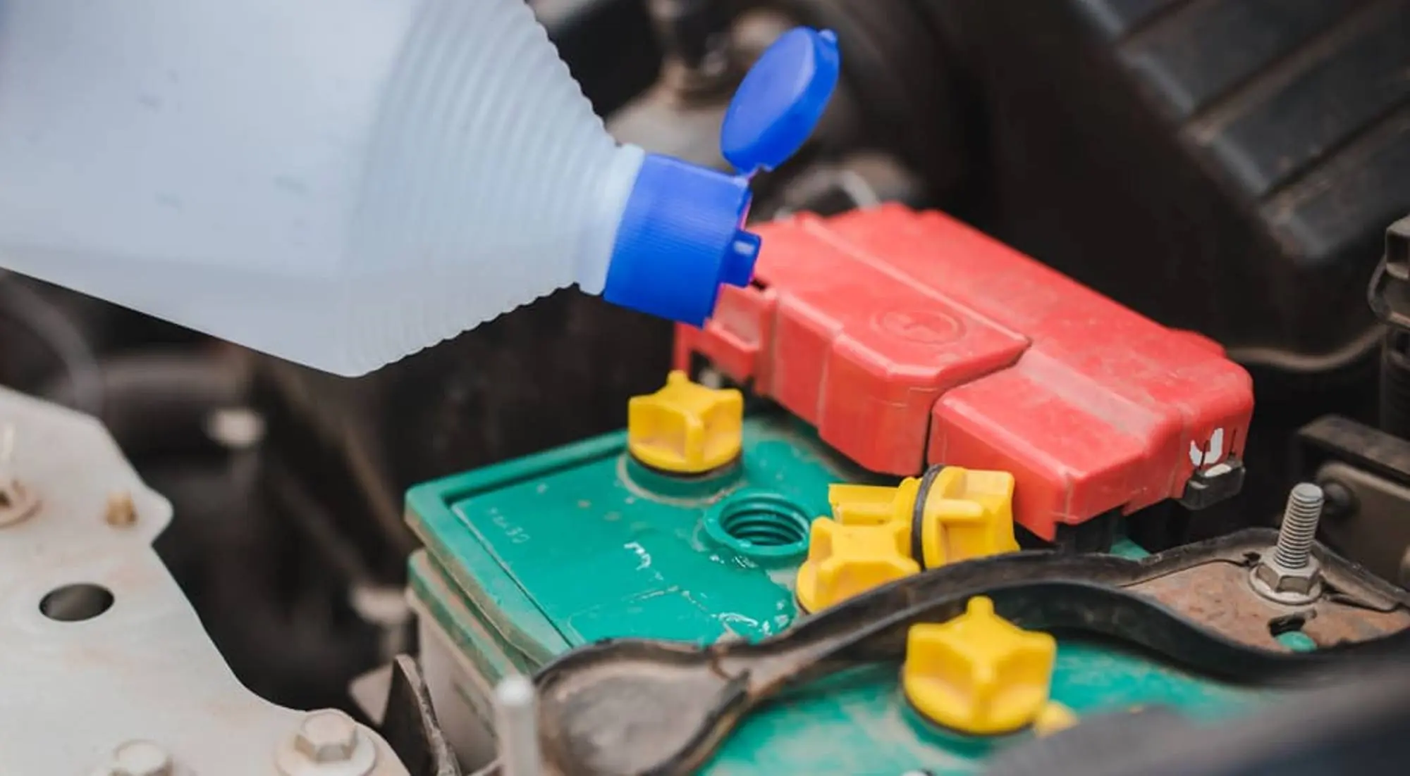 agregue agua a la bateria de mi coche - Qué pasa si le pongo agua mineral a la batería